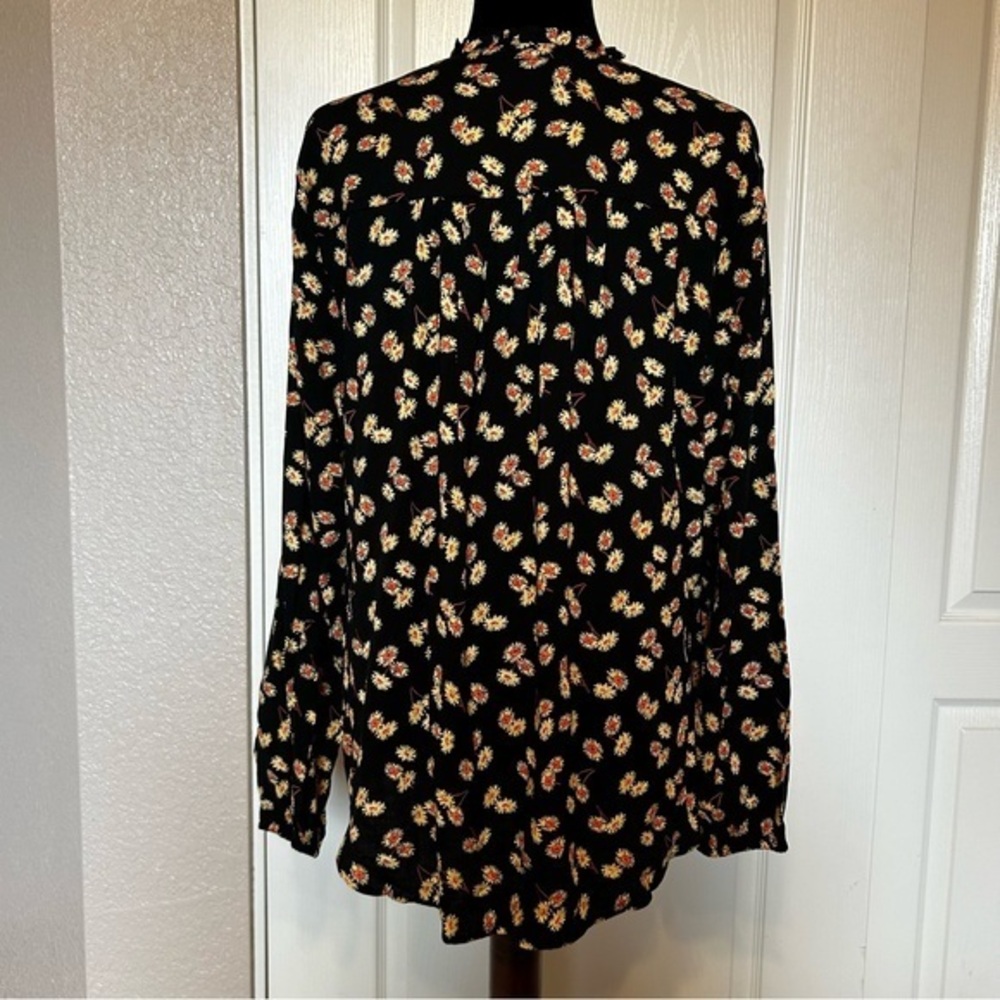 Torrid Black with Yellow Daisies and Fabric Covered Buttons Size 1‎ (1X) - Picture 2 of 6